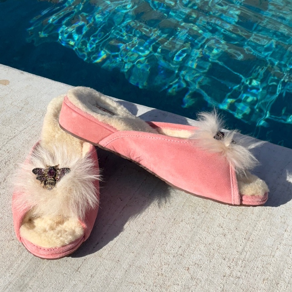 UGG Queen Bee 🐝 Yvett Wedge
Slippers Size 9 - Picture 4 of 16